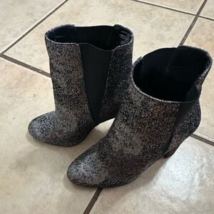 Stylish Women's Ankle Boots - Black and Gray